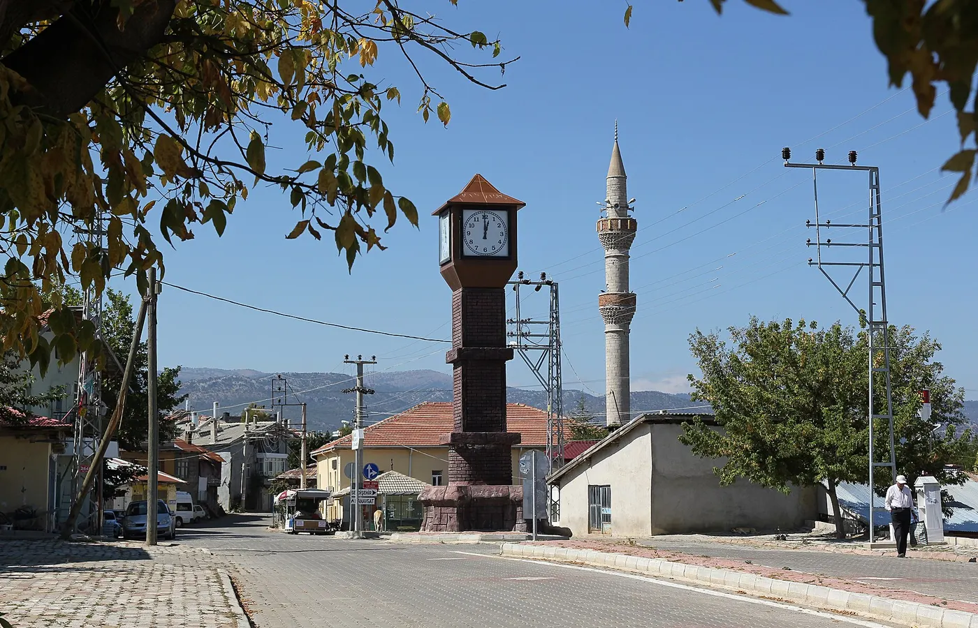 Ahırlı ilçe merkezi saat kulesi ve meydan