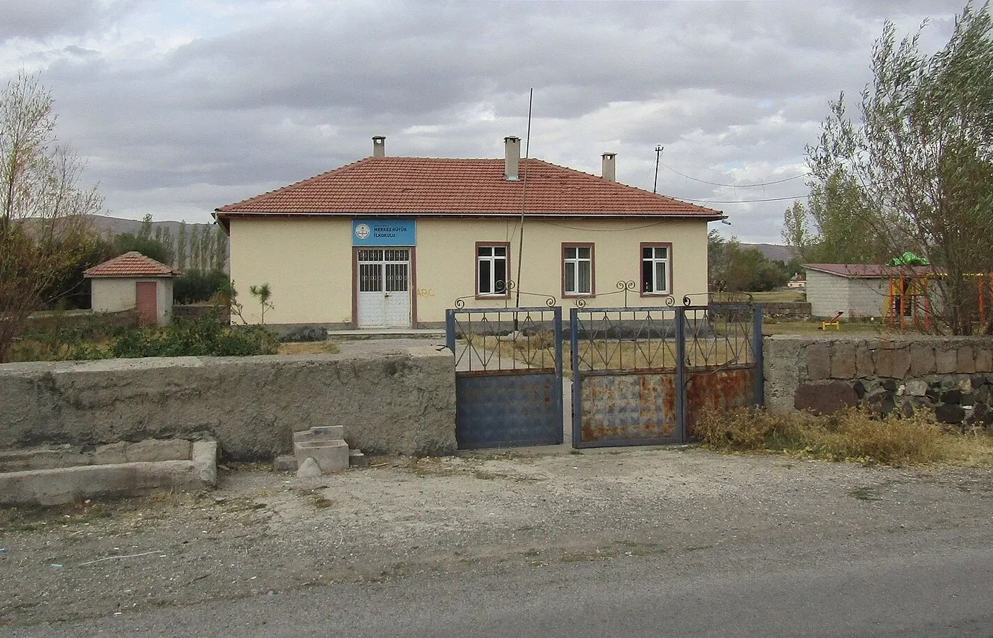 Hüyük Merkez İlkokulu ve ilçe yerleşimi