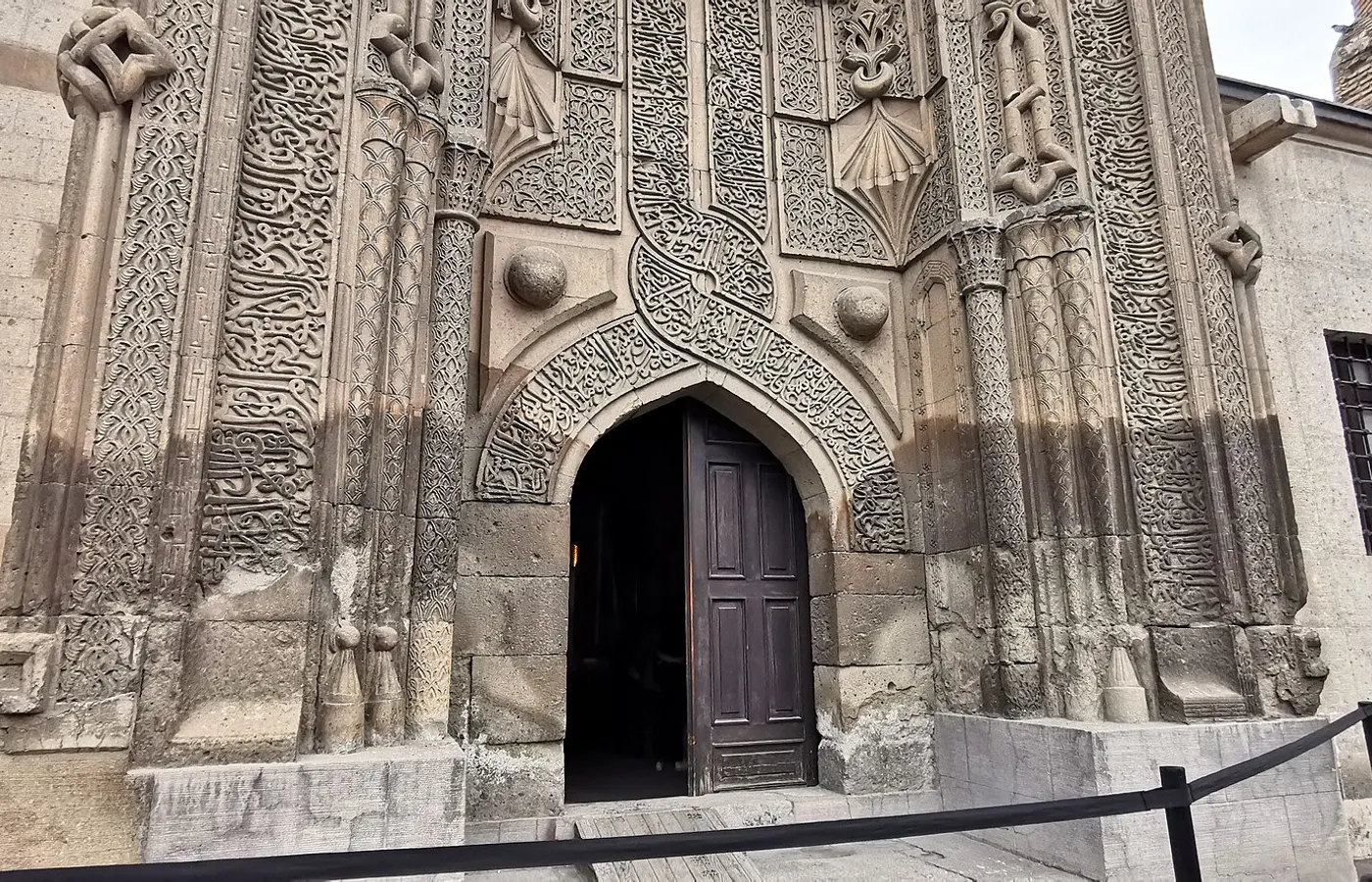 Selçuklu’daki İnce Minareli Medrese’nin taş taç kapısı