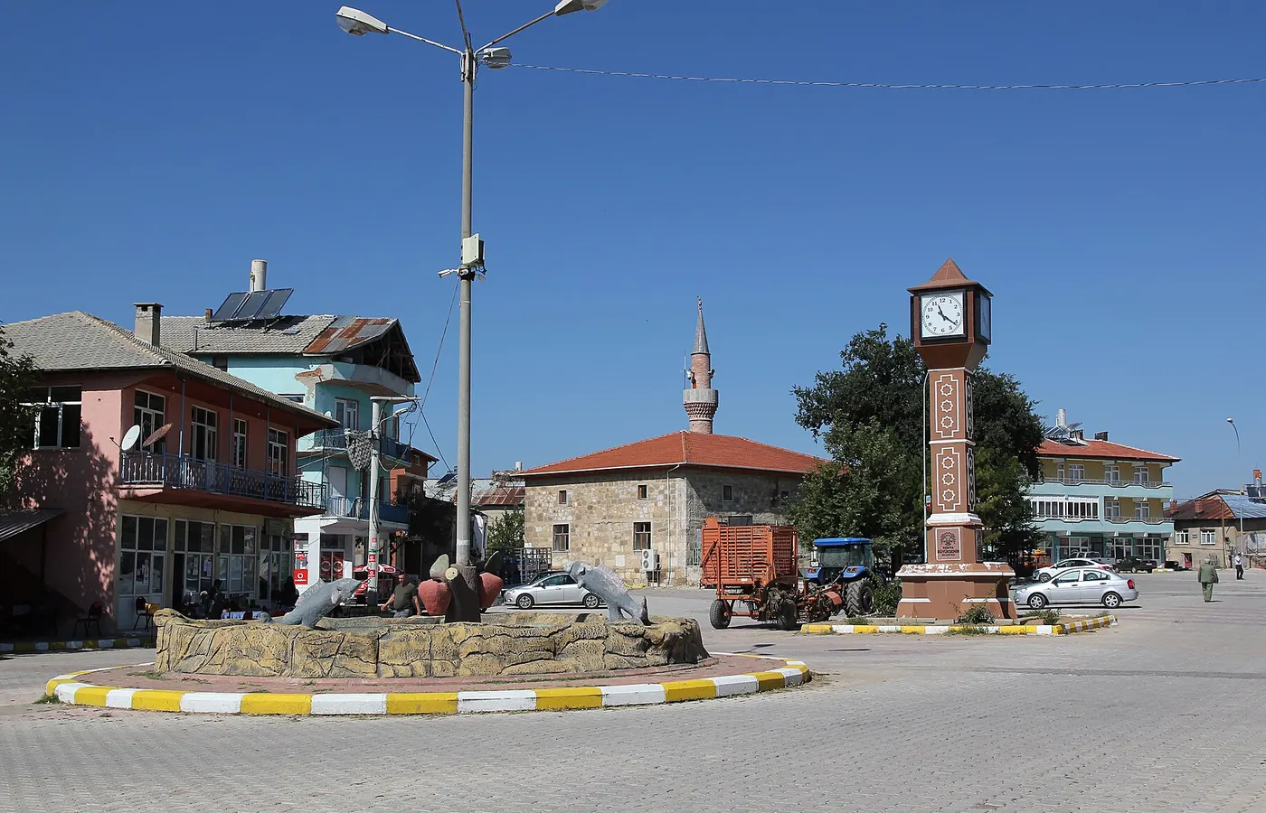 Yalıhüyük ilçe merkezi saat kulesi ve meydan